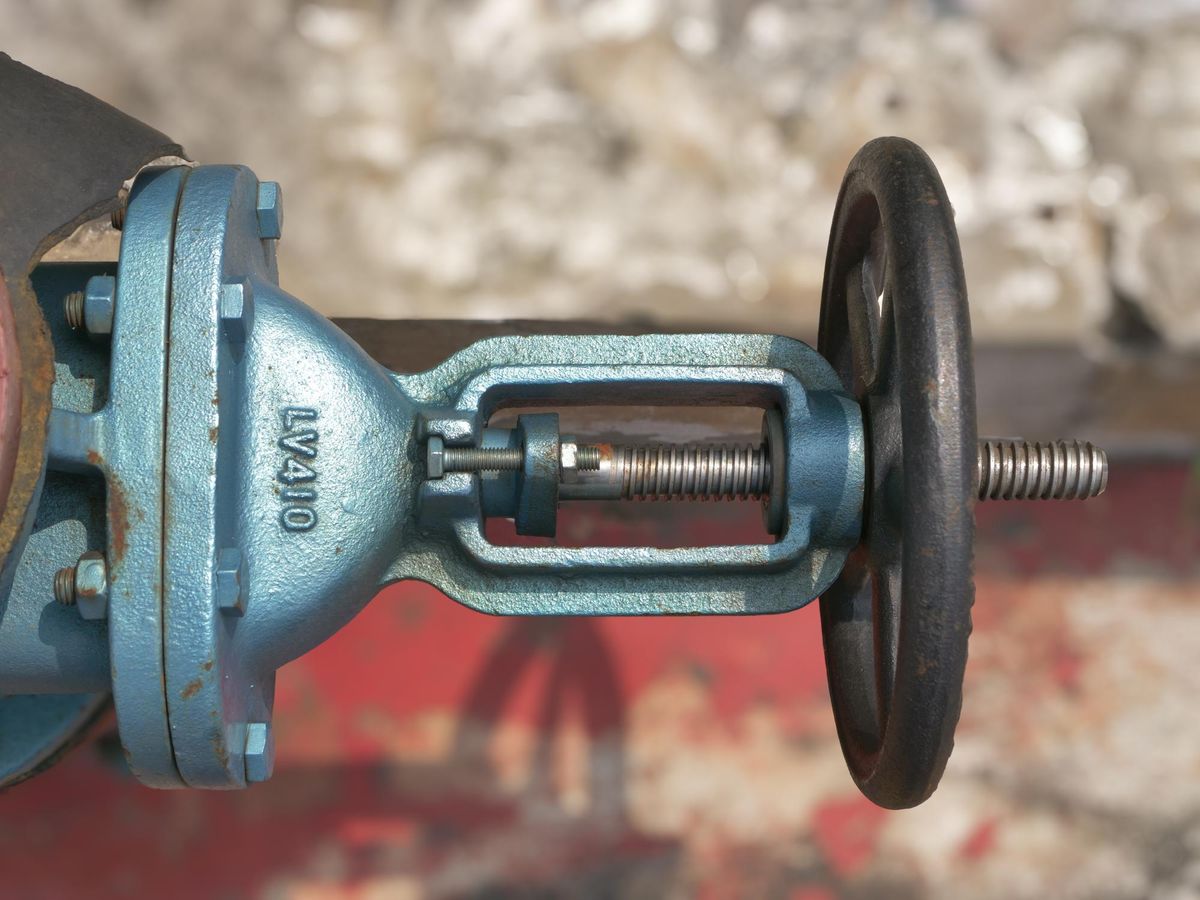 Jak działają hamulce hydrauliczne w pojazdach i rowerach?